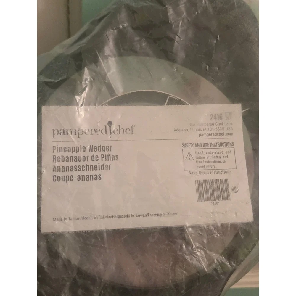 Pampered Chef Pineapple Wedger 2416 Kitchen Tool Slicer Corer New in Bag